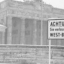 Sechziger Jahre, Schwarzweissfoto, Berliner Mauer in Berlin, Brandenburger Tor, Dezember 1968, Warnschild "Achtung Sie verlassen jetzt West-Berlin".