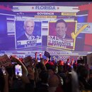 Ein Fernsehbildschirm zeigt den Gouverneur von Florida, Ron DeSantis, der während seiner Wahlparty im Tampa Convention Center als Sieger hervorgeht