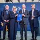 Bundeskanzler Olaf Scholz (SPD), nimmt von Monika Schnitzer, Vorsitzende des Sachverständigenrats das Jahresgutachten 2022/2023 zur Begutachtung der gesamtwirtschaftlichen Entwicklung durch den Sachverständigenrat entgegen.