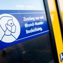 Ein Hinweisschild an einer Bahntür mit der Aufschrift: Zustieg nur mit Mund-Nasen-Bedeckung
