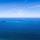 Aussicht vom Felsen von Gibraltar auf das offene Meer, auf denen mehrere Handelsschiffe fahren