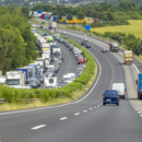Autos auf einer Autobahn.
