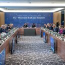 Die Regierungschefs sitzen bei der Arbeitssitzung beim EU-Westbalkan-Gipfel