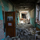 Ein Korridor im Inneren einer durch den Beschuss russischer Truppen zerstörten Schule 