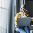 Junge Frau bei der Arbeit