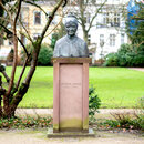 Die Büste von Helene Lange steht in einer Parkanlage am Cäcilienplatz im Zentrum der Stadt. Die aus Bronze gefertigte Büste erinnert seit 1995 an die Frauenrechtlerin und Pädagogin.