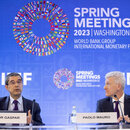 Vitor Gaspar (links), Direktor der Abteilung für fiskalische Angelegenheiten beim IWF, und Paolo Mauro, stellvertretender Direktor der Abteilung für fiskalische Angelegenheiten beim IWF, nehmen an einem Pressegespräch zur Überwachung der Finanzen am Hauptsitz des IWF während der Frühjahrstagung 2023 des Internationalen Währungsfonds (IWF) und der Weltbankgruppe (WBG) in Washington, DC, USA, teil,