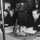 C. Schmid bei Unterzeichnung Grundgesetz Gruendung der Bundesrepublik Deutschland