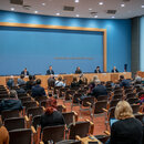Journalisten nehmen an einer Pressekonferenz von Gesundheitsminister Spahn und anderen Experten teil. 
