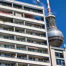 Sozialer Wohnungsbau mit dem Fernsehturm von Berlin im Hintergrund