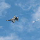 Ein taiwanesischer Kampfjet der IDF feuert während einer zweitägigen Übung im Bezirk Pingtung in Taiwan Leuchtraketen ab, während die militärische Bedrohung durch China zunimmt.