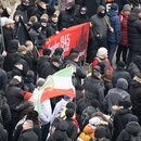 Zahlreiche Rechtsextreme stehen anlässlich einer Kundgebung vor dem Hauptbahnhof. 