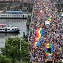 Teilnehmer marschieren bei der Prager Pride-Parade in der Prager Innenstadt