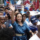 Die venezolanische Oppositionsführerin Maria Corina Machado marschiert mit ihren Anhängern, um die Registrierung ihrer Kandidatur für die Vorwahlen der Opposition am 22. Oktober vor der Nationalen Kommission für Vorwahlen auf der Plaza Altamira in Caracas, Venezuela, zu formalisieren