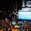 Präsidentschaftskandidat Alberto Nunez Feijoo mit hochrangigen Mitgliedern der Volkspartei während der Feierlichkeiten zum Sieg bei den Präsidentschaftswahlen in Madrid