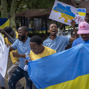 Südafrikanische Staatsangehörige demonstrieren gemeinsam mit Ukrainern vor der russischen Botschaft in Pretoria, Südafrika,