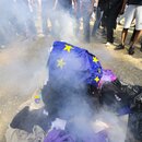 EU-Flagge und LGBTQ-Flagge in Georgien