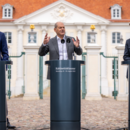 Bundeskanzler Olaf Scholz (SPD, M), Christian Lindner (FDP, l), Bundesminister der Finanzen, und Robert Habeck (Bündnis 90/Die Grünen, r), Bundesminister für Wirtschaft und Klimaschutz, nehmen am Pressesstatement nach der Halbzeit-Klausur des Bundeskabinetts vor Schloss Meseberg teil.