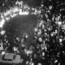Vor der Gethsemane-Kirche in Ost-Berlin, in der am 9.10.1989 eine Fürbittandacht und gleichzeitig eine Mahnwache und Fastenaktion stattfanden. Der Protest mehrerer hundert Menschen richtete sich gegen Verhaftungen von Teilnehmern kirchlicher und anderer Friedensdemonstrationen. 