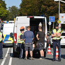 Polizisten kontrollieren ein Fahrzeug an der Kontrollstelle der Bayerischen Grenzpolizei auf der B 304