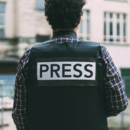 Journalist mit kugelsicherer Weste "Press"