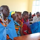 Massai Frauen sitzen in Versammlungsraum