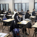 Schüler warten darauf, den jährlichen College Scholastic Ability Test an einer Schule abzulegen