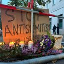Kerzen stehen vor einem Schild mit der Aufschrift «Stop Antisemitismus» bei einer Mahnwache gegen Antisemitismus nach dem versuchten Brandanschlag in der Nacht zum Mittwoch auf die Synagoge in der Berliner Brunnenstraße. 