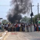 Rauch steigt aus dem Material auf, das von Demonstranten während eines Protestes gegen den Militärputsch in Mayanmar angezündet wurde, um eine Straße zu blockieren