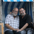 Das schwule Ehepaar, Bernd Göttling und Dieter Schmitz sitzt arm in arm in einem Strandkorb