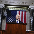 Joe Biden spricht frisch vor US Flagge und dem Text "In God we trust" seine State of the Union Rede