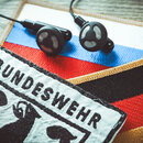 Bundeswehr-Aufnäher und Kopfhörer auf Russland-Fahne, Symbolfoto Taurus-Abhöraffäre 