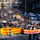 Viele Menschen gehen während einer Demonstration durch Freiburg und demonstrieren gegen rechts während sie Banner mit Aufschriften wie "Für Vielfalt & Solidarität gegen Rechtsextremismus", "# Demokratie vereint stärken und schützen!" oder "Menschenrechte statt rechte Menschen" tragen. Mit der Demonstration wollen die Teilnehmer ein Zeichen des Widerstands gegen rechtsextreme Umtriebe setzen. 