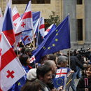 Teilnehmer schwenken eine riesige EU-Flagge, die die europäischen Bestrebungen der gesamten georgischen Gesellschaft symbolisiert, während eines Marsches, der vom Platz der Ersten Republik zum Europaplatz führt, um Georgiens Bewerbung um die EU-Mitgliedschaft am 9. Dezember 2023 in Tiflis, Georgien, zu unterstützen. 