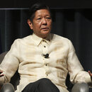 Auf dem Foto sitzt der philippinische Präsident Marcos Jr. in einer Diskussionshaltung.  