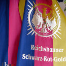 "Reichsbanner Schwarz-Rot-Gold" steht auf einer Schleife an einem Kranz. 