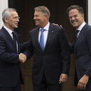 Rumäniens Präsident Klaus Iohannis (Mitte), NATO-Generalsekretär Jens Stoltenberg (links) und der niederländische Premierminister Mark Rutte (rechts) 