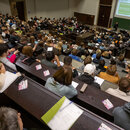 Studierende nehmen an der Einführungsveranstaltung im Audimax der Ludwig-Maximilians-Universität (LMU) teil. 