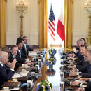 Präsident Joe Biden trifft sich mit dem polnischen Präsidenten Andrzej Duda und dem polnischen Premierminister Donald Tusk im East Room des Weißen Hauses