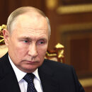 Russlands Präsident Wladimir Putin blickt versonnen an der Kamera vorbei.