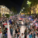 28. APRIL 2024: Menschen, die gegen das Gesetz über ausländische Agenten protestieren, marschieren zum georgischen Parlament. 