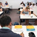 Schülerinnen und Schüler schreiben Prüfung im Fach "Wirtschaft und Recht".