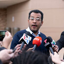 Der Oppositionsführer und ehemalige Präsidentschaftskandidat von Nicaragua, Felix Maradiaga, spricht mit Reportern nach seiner Ankunft aus Nicaragua am Washington Dulles International Airport in Chantilly, Virginia, am Donnerstag, 9. Februar 2023. 