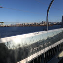  Eine Barriere, die auf der Mapo-Brücke über den Han-Fluss in Seoul installiert wurde, die ein bekannter Ort für Selbstmord ist. Eine koreanische Botschaft mit der Aufschrift "Du bist der wertvollste Mensch der Welt" ist auf der Barriere zu sehen, die den Selbstmord erschweren soll. 