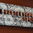 Die Uhr der Staatsverschuldung ist am Donnerstag, den 25. Mai 2023, im Zentrum von Manhattan zu sehen. 