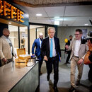 Geert Wilders kommt zu den Gründungsgesprächen mit den Gründungsparteien PVV, VVD, NSC, BBB und dem Formateur Richard van Zwol, um über die Kabinettsposten zu diskutieren.