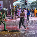 Kenianische Polizisten gehen in Nairobi gegen Demonstranten vor, die gegen die Steuererhöhungen im geplanten "Finanzgesetz 2024" protestieren