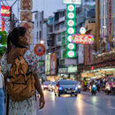 Thailand hat keine Schuldenbremse. Also hat die Regierung Carte Blanche: 50 Millionen Thais bekommen jeweils 250 Euro geschenkt. 