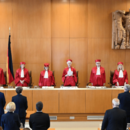 Der Zweite Senat des Bundesverfassungsgerichts,(l-r), Holger Wöckel, Thomas Offenloch, Christine Langenfeld, Astrid Wallrabenstein, Doris König (Vorsitzende), Ulrich Maidowski, Rhona Fetzer und Peter Frank, verkündet das Urteil über die Wahlrechtsreform der Ampel-Koalition. 