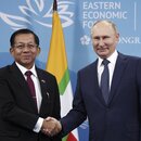 Der russische Präsident Wladimir Putin, rechts, und der Oberbefehlshaber Min Aung Hlaing. 